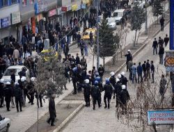 Yüzlerce Aşiret Mensubu, Kız Kaçıran Gencin Dükkanını Bastı (2)