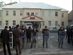 Bitlis'te Gözaltına Alınan 19 Kişinin Sorgusu Devam Ediyor