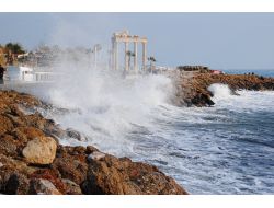 Side'de Deniz Dalgalanması, Turistleri Tarihi Taş Üstünde Uyuttu