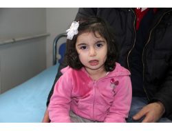 2 Yaşındaki Çocuğun Başına Çatıdan Kar Kütlesi Düştü