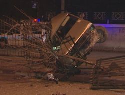 Demir Korkuluklara Saplanan Araçtan Hafif Yaralı Kurtuldu