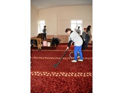 Avrupalı Gençler Kazan'da Mescid Temizledi