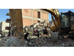 Ekmek Parasını Binaların Enkazından Kazanıyorlar
