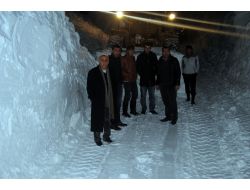 Yüksekova'nın Köy Yolları 5 Metre Yüksekliğindeki Karla Kapandı