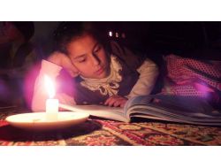 Borç Yüzünden Elektrikleri Kesilen 7 Çocuklu Aile, Mum Işığında Yaşıyor