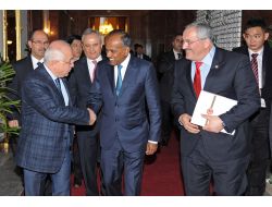 Singapur Dışişleri Bakanı’na Osmaniye Karatepe Kilimi Hediye Edildi