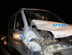 Polis Aracı Otomobille Çarpıştı: 4'ü Polis Memuru 6 Kişi Yaralandı