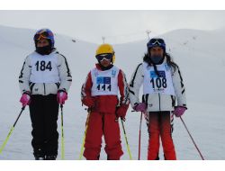 Hakkari'de Okullar Arası Kayak Yarışması Yapıldı