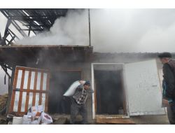 Yanan Ahırdan Sağlam Malzemeleri Kurtarmaya Çalıştılar