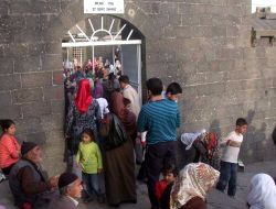 Diyarbakırlılar, Şehit Sahabelerin Kabrine Akın Etti