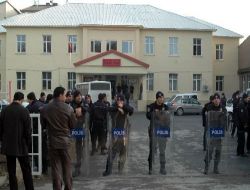 Tatvan'da Gözaltına Alınanların Yakınları Aeş Yakmak İsteyince Gerginlik Yaşandı