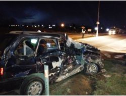 Kamyonun Çarptığı Otomobilde Sıkışan Yaralıları İtfaiye Kurtardı