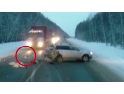 Araçtan Fırlayan Bebek Tır’ın Altında Kalmaktan Son Anda Kurtuldu