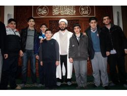 Namazlarını 40 Gün Camide Kılacak Çocuklara Tablet Bilgisayar Dağıtacak