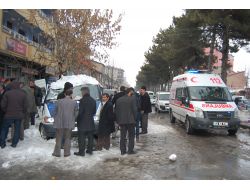 Bitlis'te Çatıdan Düşen Kar Ve Buz Kütlesi Minibüsün Tavanını Ezdi: 2 Yaralı