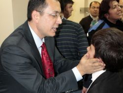 Polisin Şefkat Eli Öğrencilerin Üzerinde