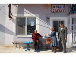 Kızlarını Okutabilmek İçin Eşiyle Çaycılık Yapıyor