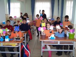 Öğrenciler Düşünce Kaslarını Geliştirmek İçin Origami Yapıyor