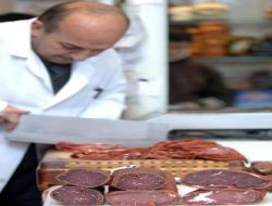 Sucuk, Artan Fiyatıyla Seyirlik Olmaya Başladı