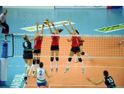 Atom Trefl Sopot'u 3-0'la Geçen Vakıfbank, Eczacıbaşı Vitra'nın Rakibi Oldu