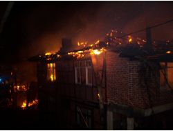 İki Katlı Ev Ve Ahır Alev Alev Yandı