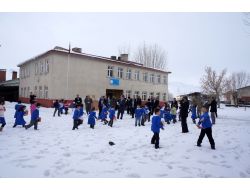 Öğrenciler Karne Sevincini Kartopu Oynayarak Çıkardı