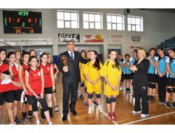 Voleybol Kupaları Sahiplerine Takdim Edildi