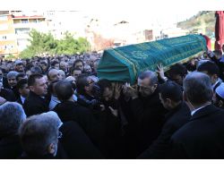 Başbakan Erdoğan Dayısının Tabutunu Taşıdı