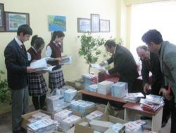 Kaymakam Sonel, Hayrat İmkb Lisesi Öğrencilerine Kitap Dağıttı
