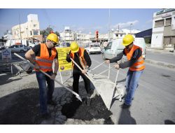 Yollardaki Çukurlar İçin Pasta Kestiler