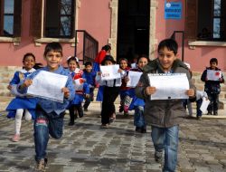 Minikler Karnelerini Vali Hasan Duruer’in Elinden Aldı