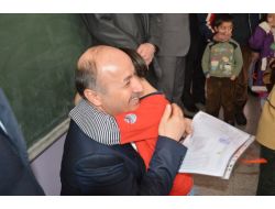 Ardahanlı Öğrenciler Karne Sevincini, Valinin Boynuna Sarılarak Yaşadı