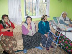 Âma Anne İle Kızları Kendilerine Uzatılacak Yardım Elini Bekliyor