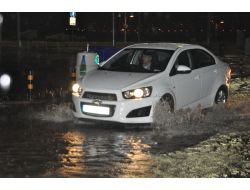 Yağış 1.Kordon'u Nehre Çevirdi