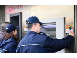 Polis Dolandırıcılara Karşı Atm’lere Uyarı Çıkartmaları Yapıştırdı