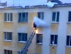 Yangın Merdiveninde İtfaiye Erinin Kafasına Kar Kütlesi Düştü