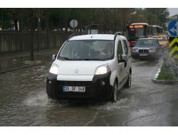 İzmir'de Yağmur Günlük Hayatı Felç Etti