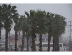 Antalya’da Fırtına Ve Yağmur Hayatı Olumsuz Etkiledi