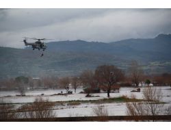 Gediz Nehri Taşınca Mahsur Kalan Köylü Helikopterle Kurtarıldı