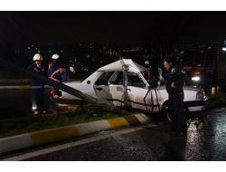 Otomobil Aydınlatma Direğine Çarptı: 2 Yaralı