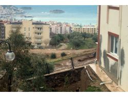 Sağanak İstinat Duvarını Yıktı, Bina Boşaltıldı