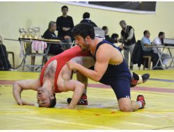 İşitme Engelliler Güreş Şampiyonası'nda Madalyalar Sahiplerini Buluyor