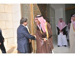 Davutoğlu Suudi Arabistan'da Temaslarda Bulundu
