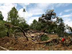 Endonezya’da Toprak Kayması: 11 Ölü