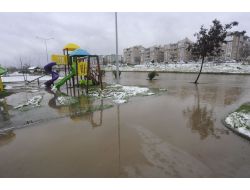 Çanakkale'de Sarıçay Taştı Park Sular Altında Kaldı