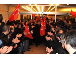 Eski Bakan'ı Hemşehrileri Tezahüratlarla Karşıladı