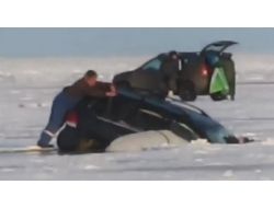 Buzda Avlanan Balıkçının Lüks Aracının Batma Anı Kamerada