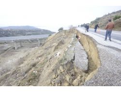 Heyelanın Ortaya Çıkardığı Tarihî Duvarı Yine Heyelan Yıktı