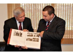 Azerbaycan Dedekorkut Vakfı'ndan Denktaş'a "Vatan Evladı" Madalyası