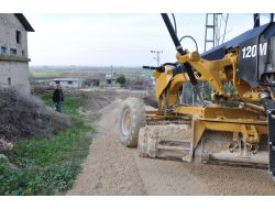 Yüreğir Belediyesi Köy Yollarını Yapıyor